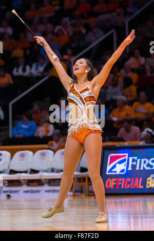 6. Dezember 2015: Tennessee Volunteers Twirler führt bei den NCAA-Basketball-Spiel zwischen der University of Tennessee Lady Freiwilligen und Virginia Tech Hokies Thompson Boling Arena in Knoxville TN Tim Gangloff/CSM Stockfoto