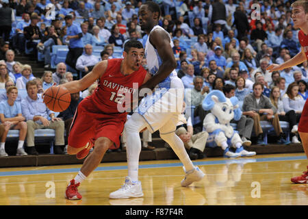 Chapel Hill, North Carolina, USA. 6. Dezember 2015. Davidson Wildcats bewachen Jack Gibbs (12) in Aktion während der NCAA Basketball-Spiel zwischen der Davidson Wildcats und den North Carolina Tar Heels im Dean Smith Center in Chapel Hill, North Carolina. Reagan Lunn/CSM/Alamy Live-Nachrichten Stockfoto