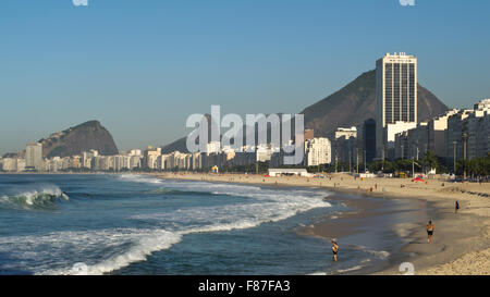 Momentaufnahme der Copacabana-Strand am Morgen von Leme betrachtet. Stockfoto