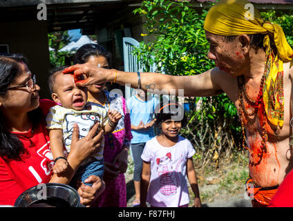 Hindu Anhänger In jährlichen Thaipusam religiöse Festival In Batu Caves Segen ein Baby, Südost-Asien, Kuala Lumpur, Malaysia Stockfoto