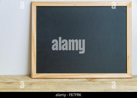 Leere Tafel an der Wand Stockfoto