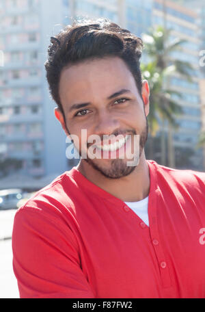 Moderner Mann mit Bart und rote Hemd bei city Stockfoto