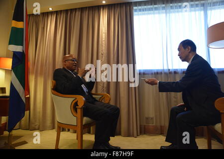 Johannesburg, Südafrika. 6. Dezember 2015. Südafrikas Präsident Jacob Zuma (L) wird von Xinhua in Johannesburg, Südafrika, 6. Dezember 2015 interviewt. Zuma am Sonntag schlug auf bestimmten westlichen Ländern für Verleumdung Chinas Hilfe für Afrika als "neuer Kolonialismus". "China ist mit uns zu arbeiten und ist bereit, sich hinzusetzen und besprechen, was sie tun können, um Afrika zu helfen", sagte Zuma. © Zhao Xi/Xinhua/Alamy Live-Nachrichten Stockfoto