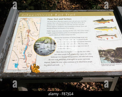 Ashuwillticook Rail Trail in Adams, Massachusetts gibt Wanderer und Biker Auskunft über den Trail. Stockfoto