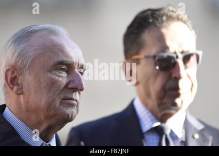 New York, USA. 6. Dezember 2015. NYPD Kommissar William Bratton neben FDNY Kommissar Daniel Nigro. Bürgermeister Bill de Blasio führte eine Kundgebung von gewählten Beamten und erste Responder 7 World Trade Center Kongress aufzufordern, das Zadroga Gesetz vor Aussparung Kredit zu verlängern: Andy Katz/Pacific Press/Alamy Live News Stockfoto