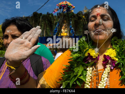 Hindu Anhänger Frau mit gepiercten Zunge während der jährlichen Thaipusam religiöse Festival In Batu-Höhlen, Südost-Asien, Kuala Lumpur, Malaysia Stockfoto