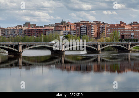 Puente de Enrique Brücke über den Fluss Tormes Salamanca Spanien, spiegelt sich im Wasser des Flusses ruhigen Stadt Hintergrund Stockfoto