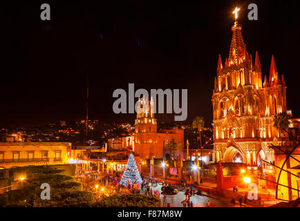 Parroquia Erzengel-Kirche Jardin Town Square Nacht Weihnachtsbaum Dekorationen San Miguel de Allende, Mexiko. Stockfoto