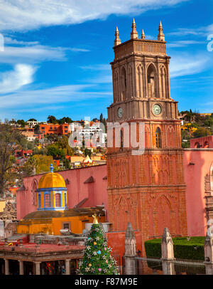 Rafael Kirche Jardin Town Square San Miguel de Allende, Mexiko. Rafael Church geschaffen im Jahre 1564. Stockfoto