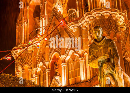 Vater Juan de San Miguel Statue Nacht Fassade Parroquia Weihnachten Erzengel Kirche San Miguel de Allende, Mexiko. Stockfoto