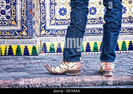 Lust auf Stiefel und Fliesen auf dem Display in Dolores Hidalgo, Mexiko. Stockfoto