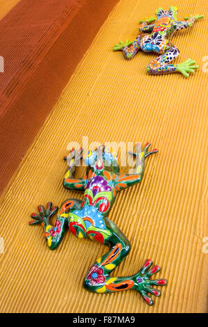 Bunt bemalte Keramik Frösche Aufstieg auf einer Wand in einem einem Dolores Hidalgo, Mexiko-Markt. Stockfoto