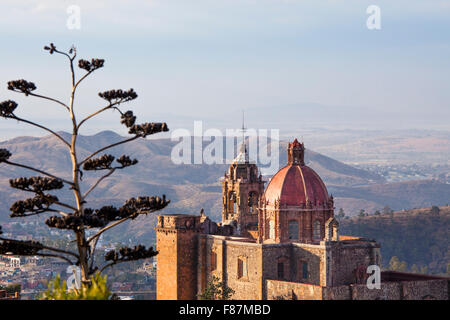 La Valencia Kirche mit Blick auf die Kolonialstadt Guanajuato, Mexiko. Stockfoto