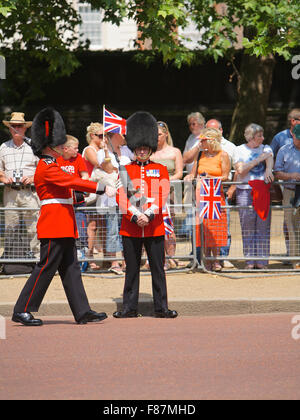 Trooping der Farben für den Geburtstag der Königin eines Londoner am meisten beliebte jährliche Royal Events Foto aufgenommen am 17. Juni 2006 Stockfoto