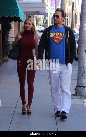 Bastian und Maria Yotta halten die Hände beim Einkaufen mit Beverly Hills: Bastian Yotta Maria Yotta Where: Los Angeles, California, Vereinigte Staaten von Amerika bei: 5. November 2015 Stockfoto