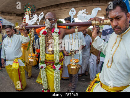 Hindu Anhänger mit einer metallischen Maske jährlichen Thaipusam religiöse Festival In Batu-Höhlen, Südost-Asien, Kuala Lumpur, Malaysia Stockfoto