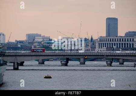 Ein Doppeldecker-Bus überquert man die vielen Brücken über den Fluss Themse in London, England Stockfoto