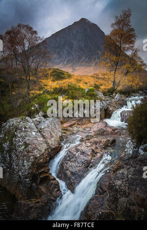 Kultige Blick auf Stob Dearg, Buachaille Etive Mor mit Fluss Coupall Wasserfällen, Herbst, Highlands, Schottland Stockfoto