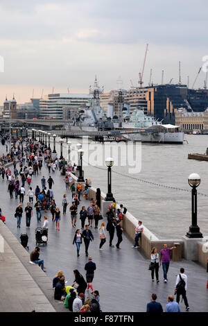 Eine Menge von Touristen schlendern Sie entlang der Themse in London, England. Stockfoto