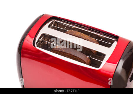 Roter Toaster und zwei Scheiben Brot, isoliert auf weiss Stockfoto
