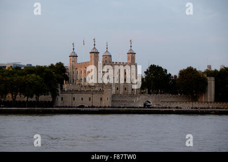 Der Tower von London am Ufer der Themse in der Dämmerung Stockfoto