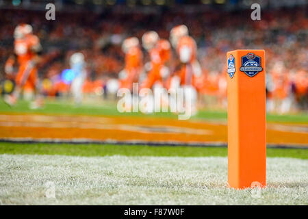 Der Pylon in der Endzone mit dem ACC Meisterschaft-Logo während des ACC-College-Fußball-EM-Spiels zwischen North Carolina und Clemson auf Samstag, 5. Dezember 2015 bei Bank of America Stadium, in Charlotte, North Carolina. Stockfoto