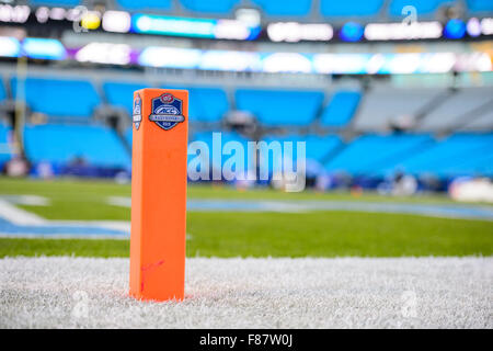 Der Pylon in der Endzone mit dem ACC Meisterschaft-Logo vor dem ACC College Football Championship-Spiel zwischen North Carolina und Clemson am Samstag, 5. Dezember 2015 bei Bank of America Stadium, in Charlotte, North Carolina. Stockfoto