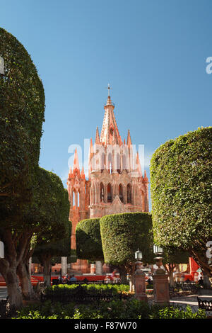 Die Neo gotischen Kirche von San Miguel Archangel erhebt sich über der angrenzenden Plaza in San Miguel de Allende in Mexiko. Stockfoto