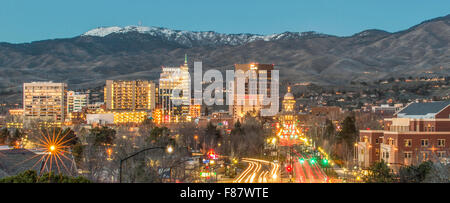 Boise, Idaho und die Skyline der Innenstadt mit Bogus Basin Skigebiet vor. Stockfoto