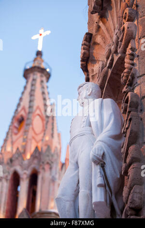 Statue von Unabhängigkeit Held Ignacio Allende auf seiner alten Heimat in San Miguel de Allende, Guanajuato, Mexiko. Stockfoto