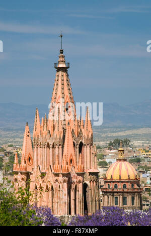 Die Neo gotischen Kirche von San Miguel Archangel thront über der Stadt von San Miguel de Allende in Mexiko. Stockfoto