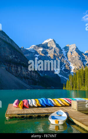 Bunte Kanus am Moraine Lake, Banff Nationalpark, Alberta, Kanada Stockfoto