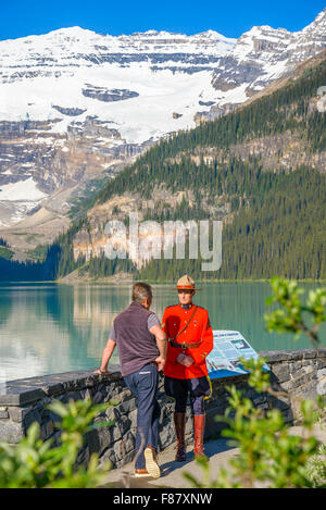 RCMP Offizier am Lake Louise, Banff Nationalpark, Alberta, Kanada Stockfoto