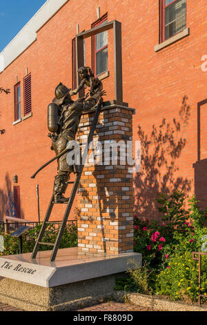 Die Rescue-Skulptur Feuerwehrmann retten junges Mädchen, Edmonton, Alberta, Kanada Stockfoto