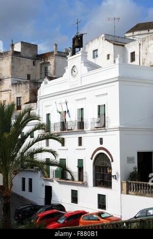 Erhöhten Blick auf das Rathaus im Zentrum Stadt, Vejer De La Frontera, Costa De La Luz, Provinz Cadiz, Andalusien, Spanien. Stockfoto