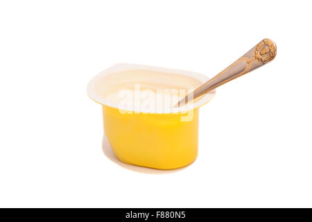 Pfirsich Joghurt im offenen Plastikbecher mit Löffel, isoliert auf weiss Stockfoto