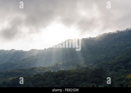 Sonnenstrahlen, Sonnenschein, der durch die Berge, Vila do Santorini, Ilha Grande, Angra dos Reis, Bundesstaat Rio de Janeiro, Brasilien Stockfoto