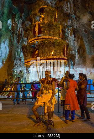 Anhänger Kavadi Träger am Thaipusam Hindu religiösen Festival In Batu-Höhlen, Südost-Asien, Kuala Lumpur, Malaysia Stockfoto