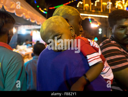 Porträt eines Kindes schlafen auf seinem Vater Schulter In Batu Caves In jährlichen Thaipusam religiöse Festival, Südost-Asien, Kuala Lumpur, Malaysia Stockfoto