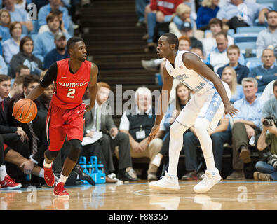 Chapel Hill, North Carolina, USA. 6. Dezember 2015. North Carolina Tarheels (1) THEO PINSON Wachen Davidson Wildcats (2) Jordanien WATKINS, wie er in den Korb als die University of North Carolina Tarheels Niederlage der Davidson Wildcats mit einem Endstand von 65-98 fährt wie sie Mens am Dean Smith Center in Chapel Hill College-Basketball gespielt. Copyright 2015 Jason Moore. Bildnachweis: Jason Moore/ZUMA Draht/Alamy Live-Nachrichten Stockfoto