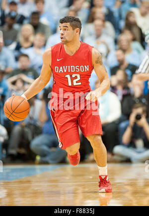 Chapel Hill, North Carolina, USA. 6. Dezember 2015. Davidson Wildcats (12) JACK GIBBS als die University of North Carolina Tarheels besiegen die Davidson Wildcats mit einem Endstand von 65-98, da sie Mens spielte College-Basketball am Dean Smith Center in Chapel Hill. Copyright 2015 Jason Moore. Bildnachweis: Jason Moore/ZUMA Draht/Alamy Live-Nachrichten Stockfoto