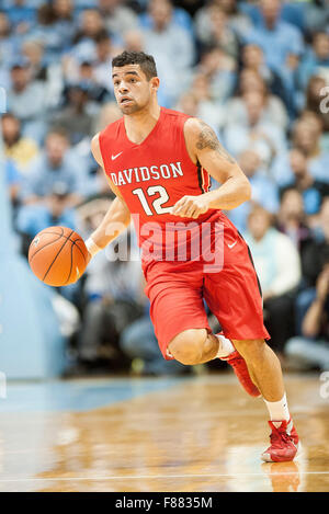 Chapel Hill, North Carolina, USA. 6. Dezember 2015. Davidson Wildcats (12) JACK GIBBS als die University of North Carolina Tarheels besiegen die Davidson Wildcats mit einem Endstand von 65-98, da sie Mens spielte College-Basketball am Dean Smith Center in Chapel Hill. Copyright 2015 Jason Moore. Bildnachweis: Jason Moore/ZUMA Draht/Alamy Live-Nachrichten Stockfoto