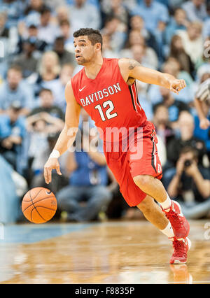 Chapel Hill, North Carolina, USA. 6. Dezember 2015. Davidson Wildcats (12) JACK GIBBS als die University of North Carolina Tarheels besiegen die Davidson Wildcats mit einem Endstand von 65-98, da sie Mens spielte College-Basketball am Dean Smith Center in Chapel Hill. Copyright 2015 Jason Moore. Bildnachweis: Jason Moore/ZUMA Draht/Alamy Live-Nachrichten Stockfoto