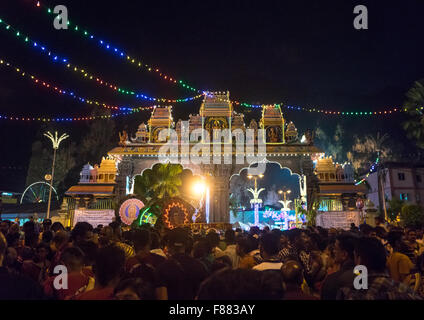 Menge, die rund um die Thaipusam Kavadi-Träger am Batu Höhlen Tor bei Nacht, Südost-Asien, Kuala Lumpur, Malaysia Stockfoto