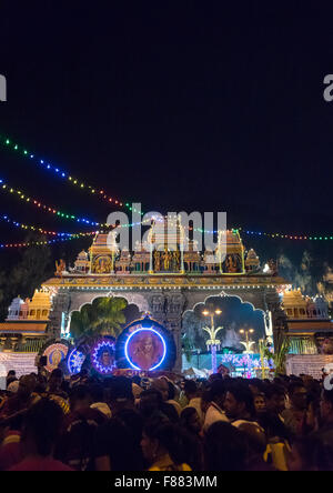 Menge, die rund um die Thaipusam Kavadi-Träger am Batu Höhlen Tor bei Nacht, Südost-Asien, Kuala Lumpur, Malaysia Stockfoto