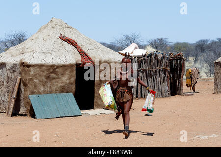 NAMIBIA, KAMANJAB, Oktober 10: Himba-Mädchen mit Souvenirs zum Verkauf in der Himba-Dorf im Norden Namibias, in der Nähe von Kamanjab Stadt, Stockfoto