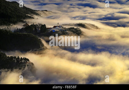 Jiujiang. 6. Dezember 2015. Foto aufgenommen am 6. Dezember 2015 zeigt die Landschaft der Lushan-Berg nach einem Schneefall in Jiujiang, Osten Chinas Jiangxi Provinz. © Yin Xixiang/Xinhua/Alamy Live-Nachrichten Stockfoto