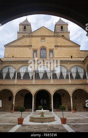 Innenhof des Hospital de Santiago in Ubeda, Provinz Jaén, Andalusien, Spanien Stockfoto