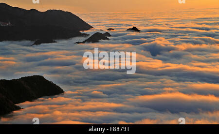 Jiujiang. 6. Dezember 2015. Foto aufgenommen am 6. Dezember 2015 zeigt die Landschaft der Lushan-Berg nach einem Schneefall in Jiujiang, Osten Chinas Jiangxi Provinz. © Yin Xixiang/Xinhua/Alamy Live-Nachrichten Stockfoto