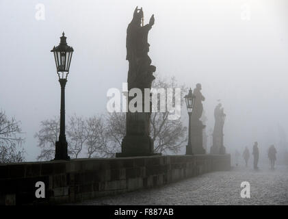 Prag, Tschechische Republik. 5. Dezember 2015. Die Menschen gehen auf die historische Karlsbrücke während einem nebligen Morgen in Prag, Tschechische Republik im Samstag, 5. Dezember 2015 © Katerina Sulova/CTK Foto/Alamy Live News Stockfoto